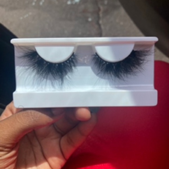 Lashes - Picture 2 of 3